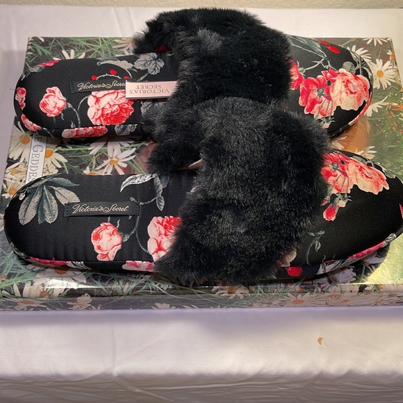 NEW VICTORIA’S SECRET SIGNATURE SATIN HOUSE SLIPPER - Picture 2 of 8